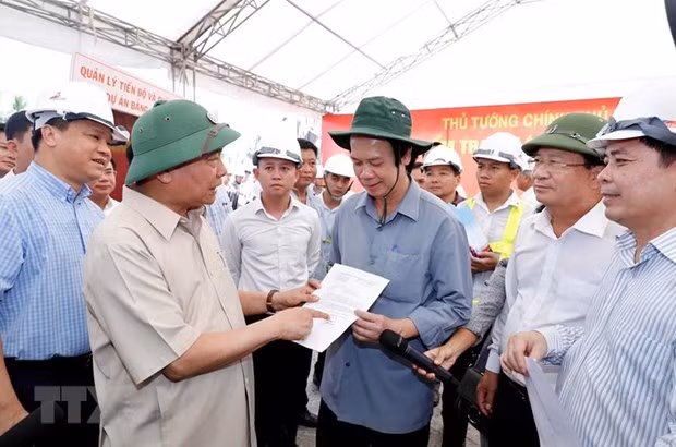 PM Nguyen Xuan Phuc presents decision to allocate 2.18 trillion VND (93.94 million USD) from the State budget for the project. (Photo: VNA)