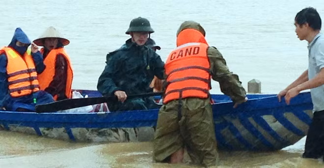 Police officers supporting people despite heavy rains and floods
