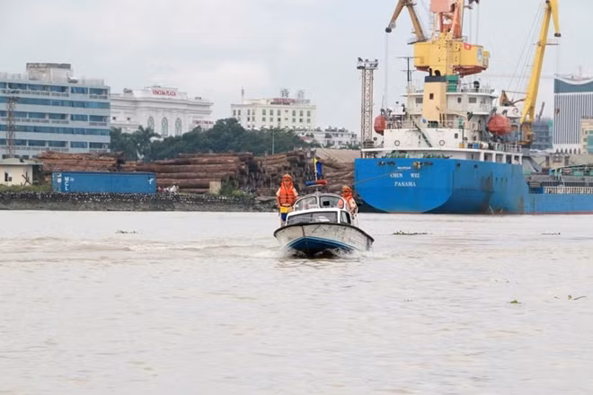 In particular, a large number of means illegally install pumping systems to exploit sand and gravel, undermining waterway traffic safety and causing social disorder on rivers. The increase of illegal mining activities on rivers could also causes water traffic accident.