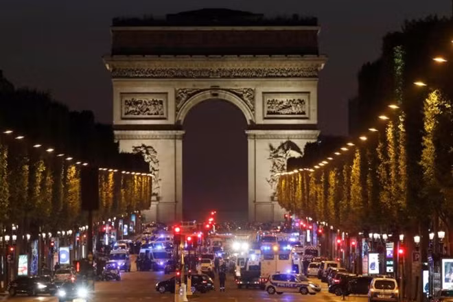 Police secure the Champs Elysees Avenue after a shooting incident in Paris, France, April 20, 2017. REUTERS/Christian Hartmann