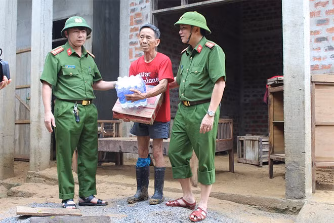 Bo Trach public security handed hundreds boxes of instant noodles and drinking water to people in flooded areas.