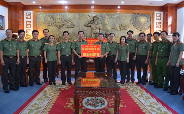 The delegation of Ministry of Public Security presenting VND 300 million to the Thua Thien-Hue Provincial Police Force