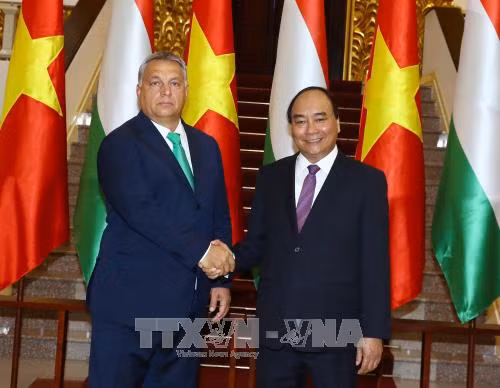 Prime Minister Nguyen Xuan Phuc (R) and his Hungarian counterpart Viktor Orban. Prime Minister Nguyen Xuan Phuc (R) and his Hungarian counterpart Viktor Orban.