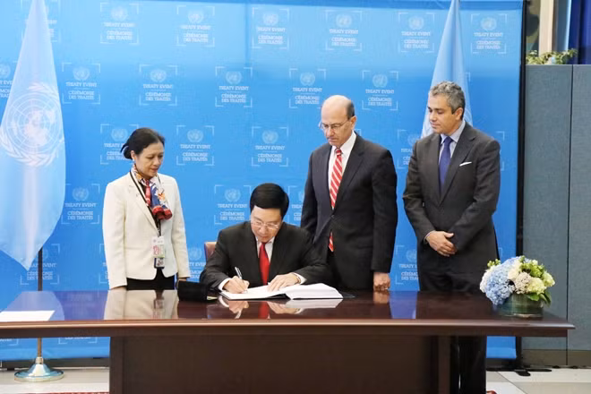 At the UN headquarters, Deputy PM Minh, authorised by President Tran Dai Quang, signing the Treaty of the Prohibition of Nuclear Weapons. Photo: VNA