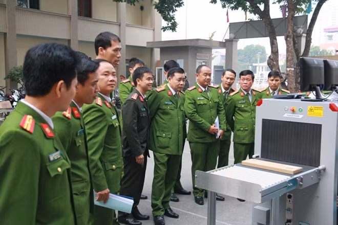 Officers and soldiers of Hanoi mobile police regiment learning how to use new modern EAS