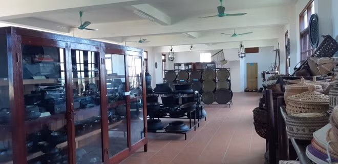 The Dong Que Museum hosts many countryside cultural events. The museum still maintains a number of traditional activities such as sedge mat weaving, wine yeast making to serve the visitors.