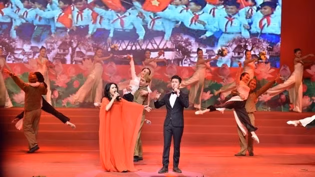 Meritorious artists Thanh Lam (L) performs at the programme. Photo: NDO