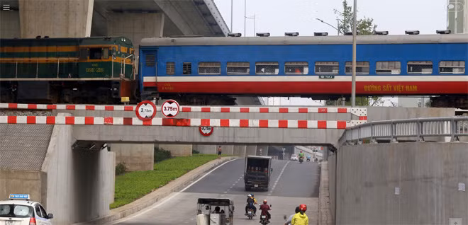 The project also includes the following items: urban road in the two sides of the overpass; two railway bridges below the overpass, and an underground tunnel going through the roundabout.