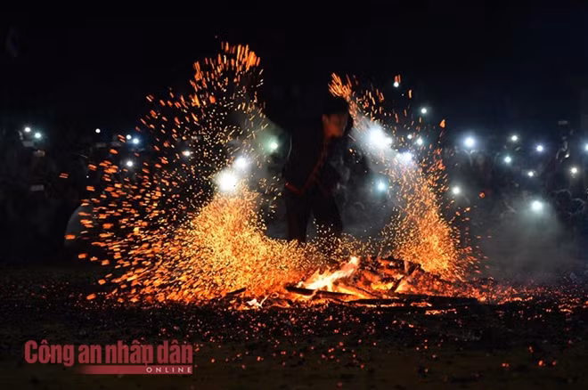 The fire dancing festival of the Pa Then people is held every year after harvesting. It starts from the October 16th to January 15th of the next year according to lunar calendar.