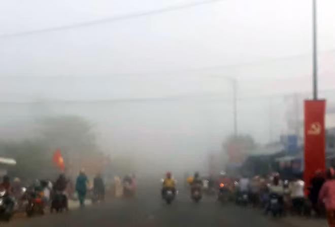 On the 60-km National Highway 91 from Can Tho City to Long Xuyen City, An Giang Province, drivers had to turn on the headlights and moved slowly due to thick fog.