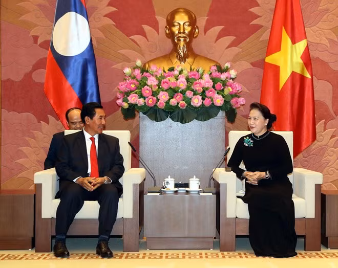 Chairwoman of the National Assembly Nguyen Thi Kim Ngan (right) hosted a reception for Vice President of the Lao National Assembly Bounpone Bouttanavong in Hanoi on August 20. (Photo: VNA)