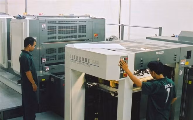 Workers operate the Komori-Ls40 printing machine at ITAXA Printing Company in HCM City (Source: VNA)
