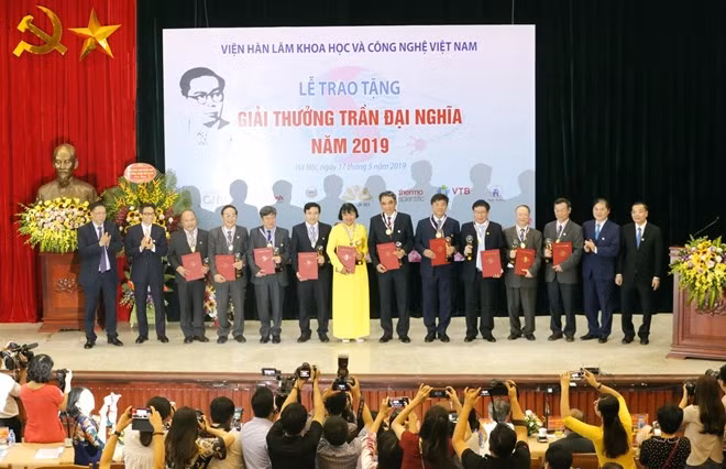 Authors of outstanding scientific researches are presented with the Tran Dai Nghia Award in Hanoi on May 17 (Photo: VNA)