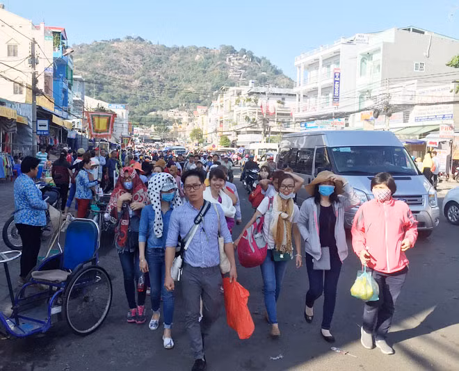 People traveling to Ba Chua Xu Temple.