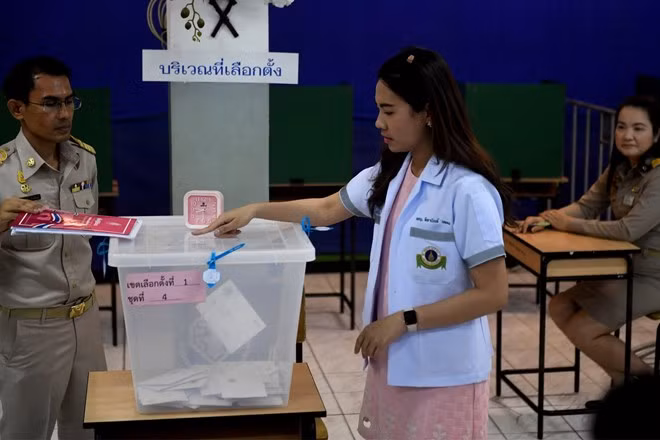 A voter cast her ballot at a polling station in Bangkok on March 17 (Photo: VNA)