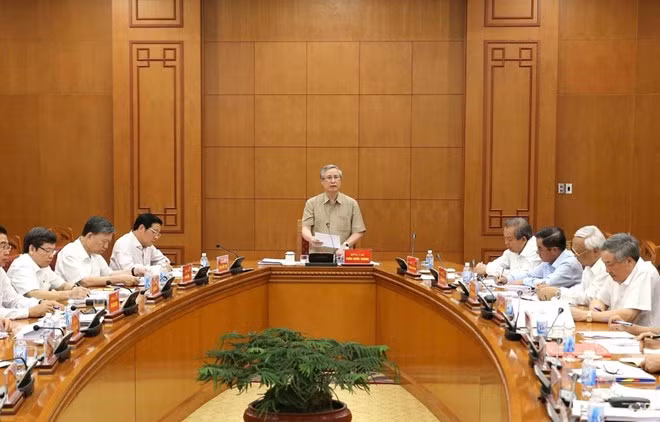 Politburo member and permanent member of the Party Central Committee's Secretariat Tran Quoc Vuong, who is deputy head of the Central Steering Committee on Anti-Corruption, speaks at the meeting (Source: VNA)