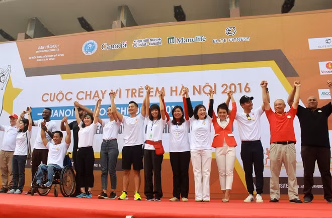 Celebrities together with organizers raising their hands to show the event's spirit toward children. Talking to press, Ms. Ping Kitnikone - Canadian Ambassador to Vietnam said: ''The Hanoi Run for Children 2016 is a charitable activity to help unlucky kids. This is a chance for us to spread the message ''Together we can bring to children a better life''.