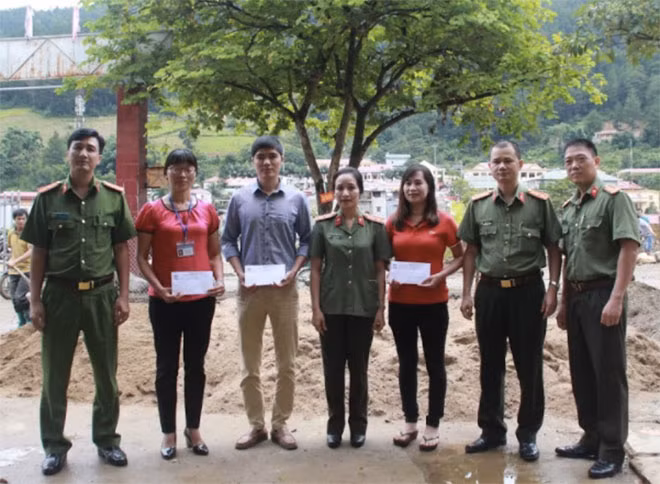 Colonel Nguyen Thuy Quynh, the Public Security Newspaper's Deputy Editor in Chief in a photo with teachers of Hoa Lan Kindergarten.