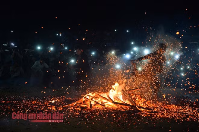 The fire dancing festival is also a spiritual activity, demonstrating the extraordinary power of human when facing dangers as well as evils and illnesses. It is also to celebrate the harvest and pray for prosperity.