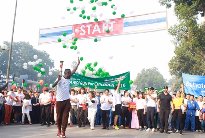 Football player Hoang Vu Samson on behalf of the run holding the torch and about to start the race.