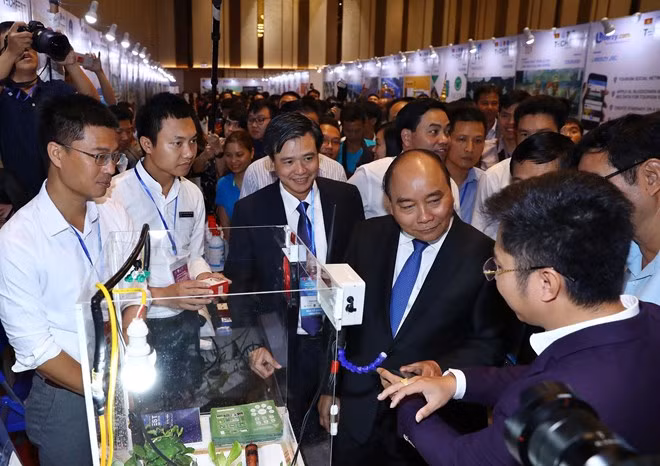 Prime Minister Nguyen Xuan Phuc (second from right) visits an exhibition booth at Techfest 2018's opening ceremony (Photo: VNA)