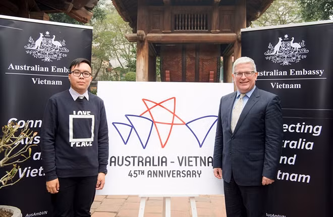 Australian Ambassador Mr Craig Chittick and Nguyen Viet Hung.