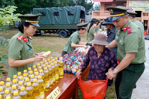 Members of Women's Union offering free neccesaries to poor people