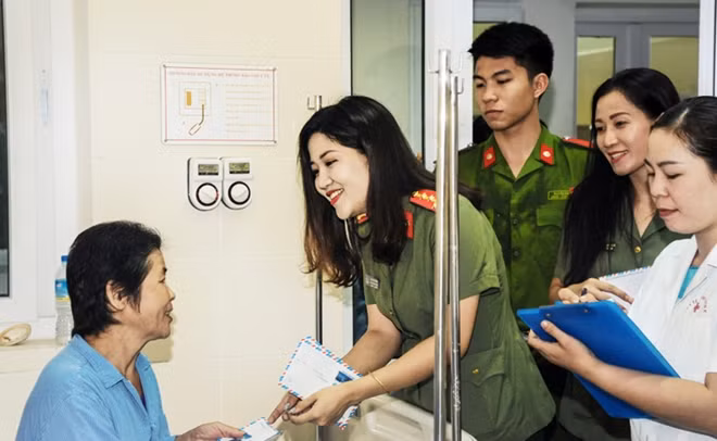 Gifts are not only cash but also milk, food and personal items which are necessary to patients. Gifts are not only cash but also milk, food and personal items which are necessary to patients.