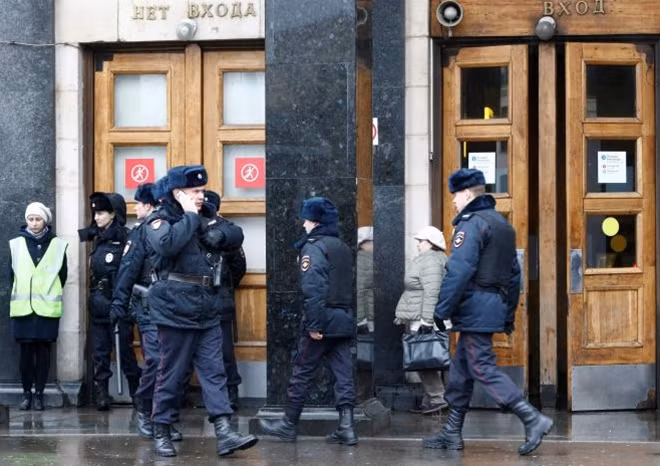 Police officers are seen outside Ploschad Revolyutsii (Revolution Square) metro station in Moscow, Russia, April 3, 2017. REUTERS/Sergei Karpukhin