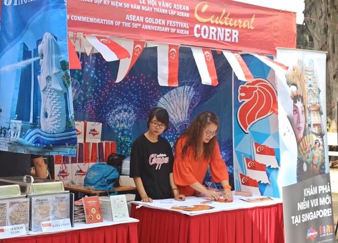 There were many famous dishes of ASEAN member countries presented at the Golden Festival such as Brunei's Nasi lemak, Cambodia's Amok fish, Indonesia's satay chicken or Malaysian milk tea.
