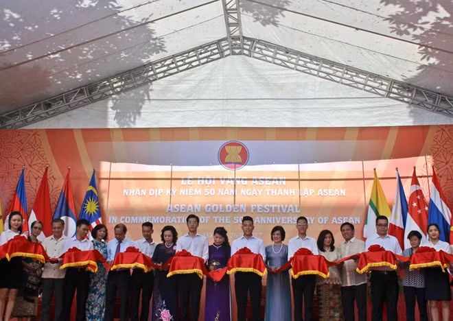 Participants of the event in a photo.