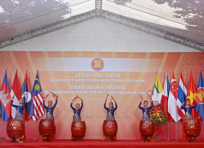The opening ceremony of this year's ASEAN Gold Festival showed different unique art performances reflecting the culture of the member countries in the ASEAN community.