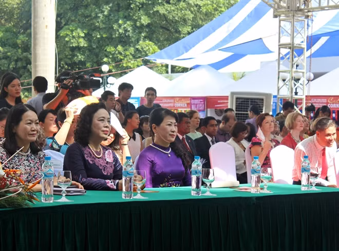 The event witnessed the presence of Mrs. Tran Nguyet Thu, the spouse of Prime Minister Nguyen Xuan Phuc; Ambassador Nguyen Nguyet Nga, Honorary President of ASEAN Women Community’s Circle in Hanoi (AWCH); Permanent Deputy Secretary of the Hanoi Party Committee Ngo Thi Thu Hang; representatives of the Ministry of Foreign Affairs and ambassadors from ASEAN countries and other countries in Hanoi.
