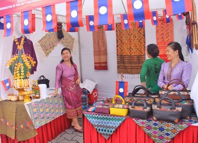 Within the program, representatives of ASEAN countries have introduced to people the culture and cuisine of their country. Some traditional dances from Laos, Thailand were also performed on the stage of the program.