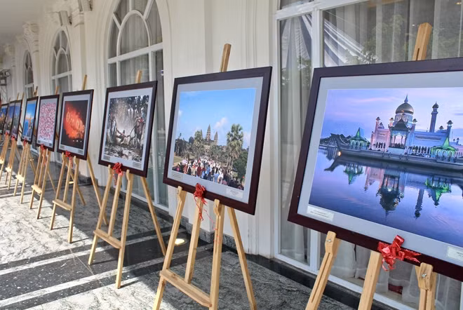 A photo exhibition at the festival also impressed visitors with photos showing the nation and people of ASEAN.