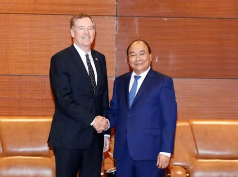 Prime Minister Nguyen Xuan Phuc (R) receives US Trade Representative Robert Lighthizer in Hanoi on May 20
