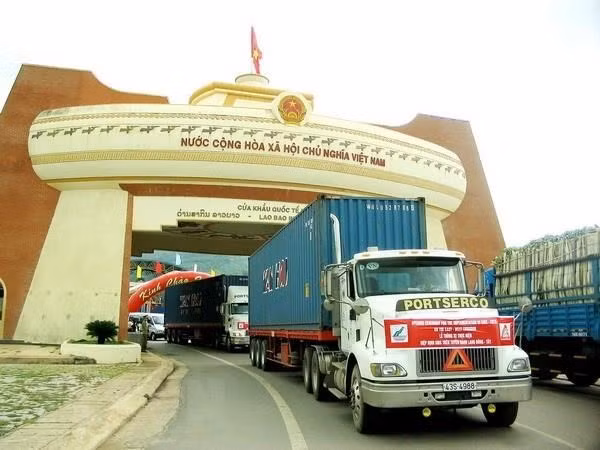 Lorries pass the Lao Bao International Border Gate in Quang Tri province, which borders Laos (Photo: VNA)