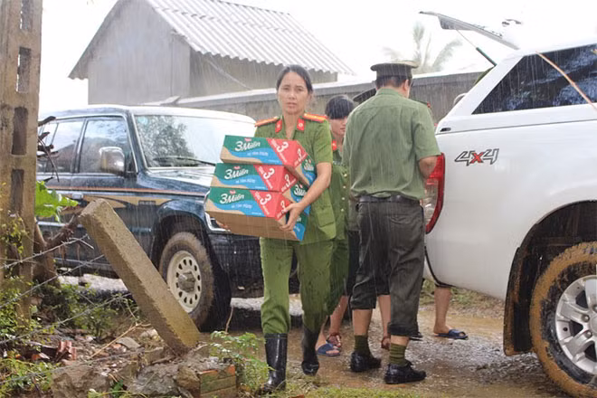 Transporting aid to people in flooded areas