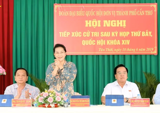 National Assembly Chairwoman Nguyen Thi Kim Ngan (standing) at the meeting with citizens in Tan Thoi commune of Can Tho's Phong Dien district on June 18 (Photo: VNA)