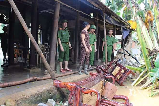 Bo Trach district public security officials visited and encouraged people whom affected by floods.