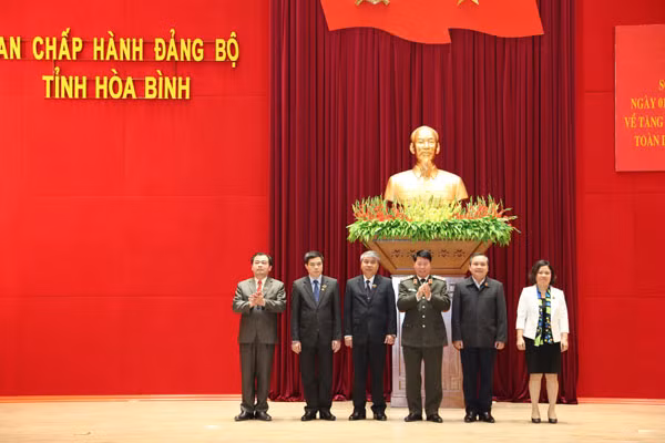 Deputy Minister Bui Van Nam presenting medal “Protecting National Security” of the Ministry of Public Security to individuals.