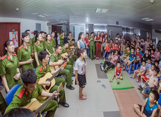 Being soaked with sweat, the participating soldiers and officers said: "As we see patients laughing, we feel happy and forget all fatigue." Being soaked with sweat, the participating soldiers and officers said: "As we see patients laughing, we feel happy and forget all fatigue."