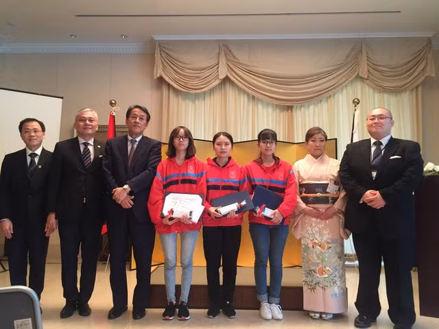 Japanese Ambassador to Vietnam Umeda Kunio (third, left) and students from HMU at the event (source: tuoitre.vn)