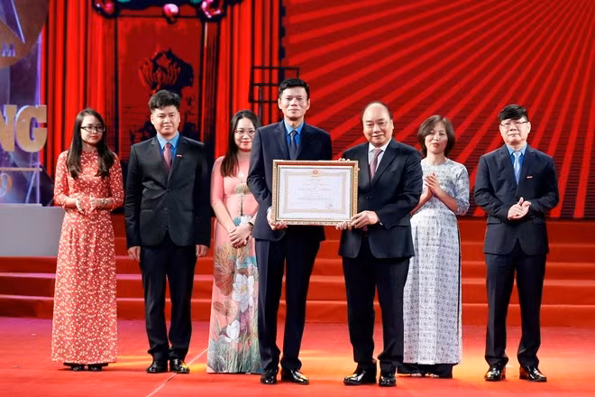Prime Minister Nguyen Xuan Phuc (front, right) presents the first-class Labour Order to the newspaper (Photo: VNA)