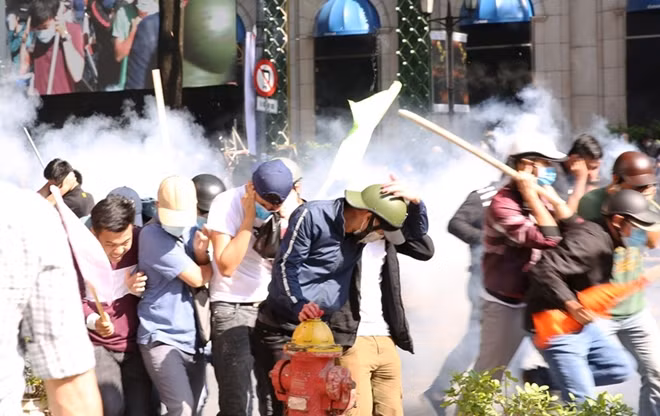 Some aggressive protesters fight and injure police officers and soldiers.
