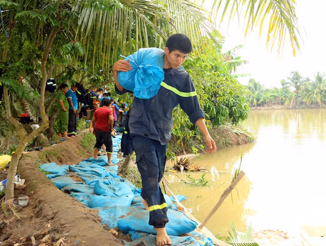 Police have been joining local people over the past several days in reinforcing the dykes.