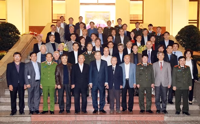 Leaders of Public Security Force in a friendly photo with health leaders