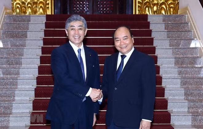 Prime Minister Nguyen Xuan Phuc (R) welcomes Defence Minister Takeshi Iwaya (Source: VNA)