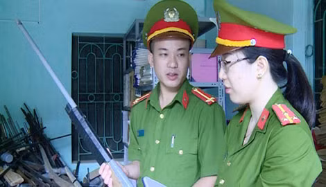 Ba Thuoc District Police make trips to hamlets to put all weapons, explosives and supporting tools