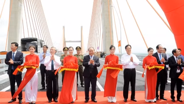PM Nguyen Xuan Phuc (C) and delegates cut the ribbon to inaugurate the expressway. (Photo: NDO/Tran Hai)